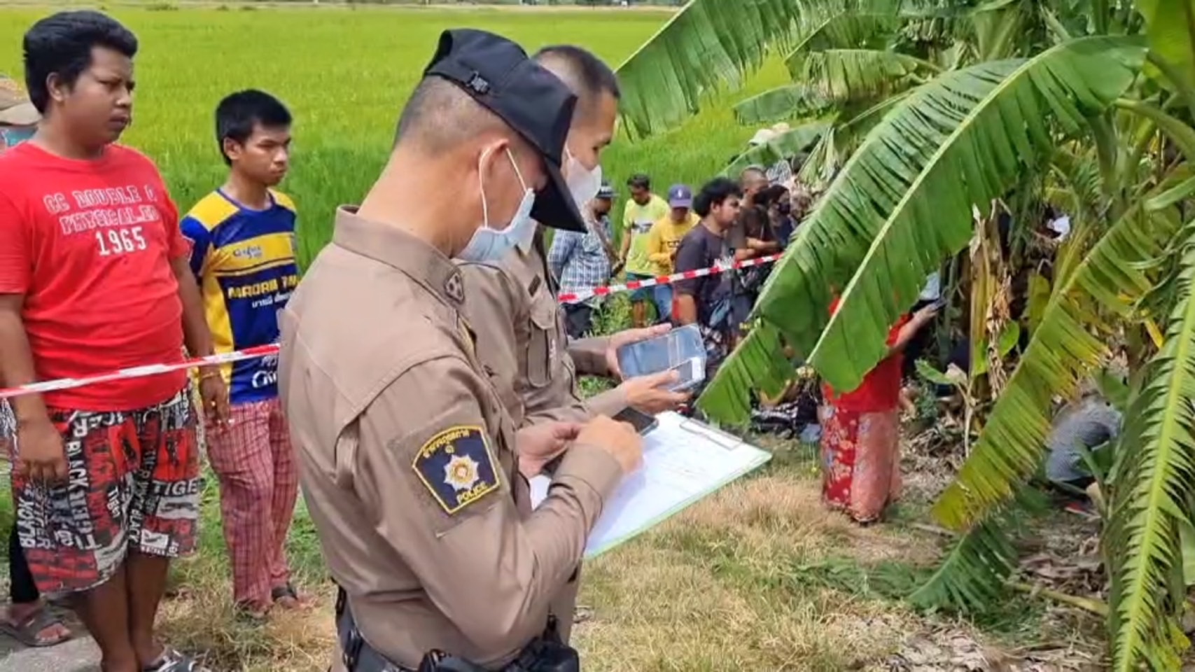 นนทบุรี หนุ่มใหญ่ถูกกระสุนปริศนายิงรัวกว่า 10 นัด ตกคูน้ำข้างทางเสียชีวิต