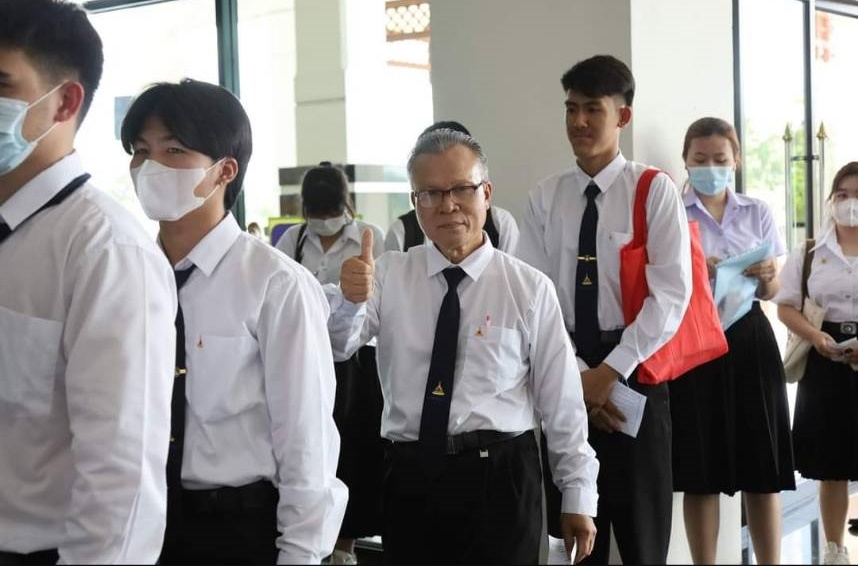 ฝันเป็นจริง! “ลุงสมนึก” วัย 63 ปี เข้ารายงานตัวเป็น “เฟรชชี” คณะนิติศาสตร์ มหาวิทยาลัยอุบลราชธานี
