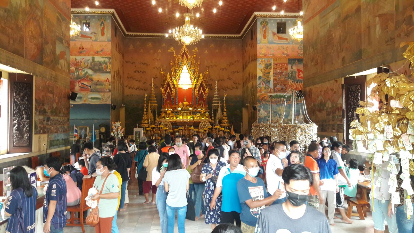 พุทธศาสนิกชนชาวไทยและนักท่องเที่ยว แห่ไหว้ขอพรหลวงพ่อพระใส พระคู่บ้านคู่เมือง เพื่อเป็นสิริมงคลแก่ชีวิต ช่วงวันหยุดยาว 4 วัน