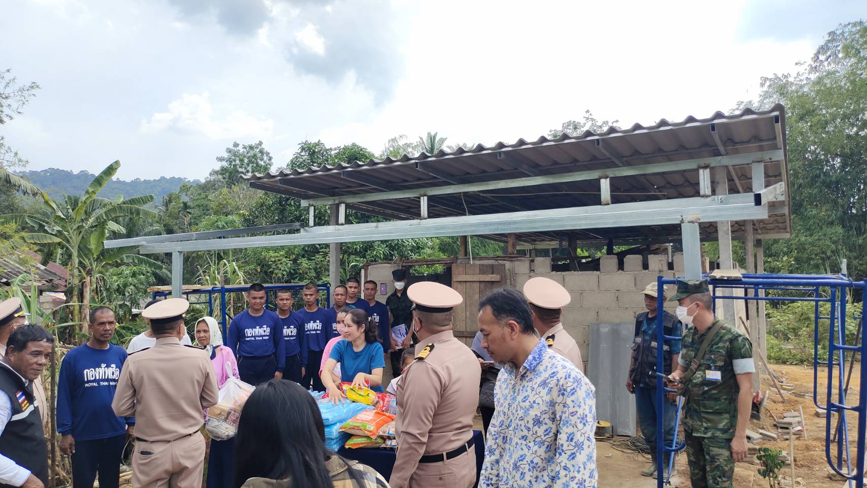ผบ.กรมทหารราบที่ 2 นำทหารช่าง ช่วยสร้างบ้านให้ผู้ประสบภัยพายุฤดูร้อน พัดเสียหาย ในพื้นที่ ต.หนองทะเล 
