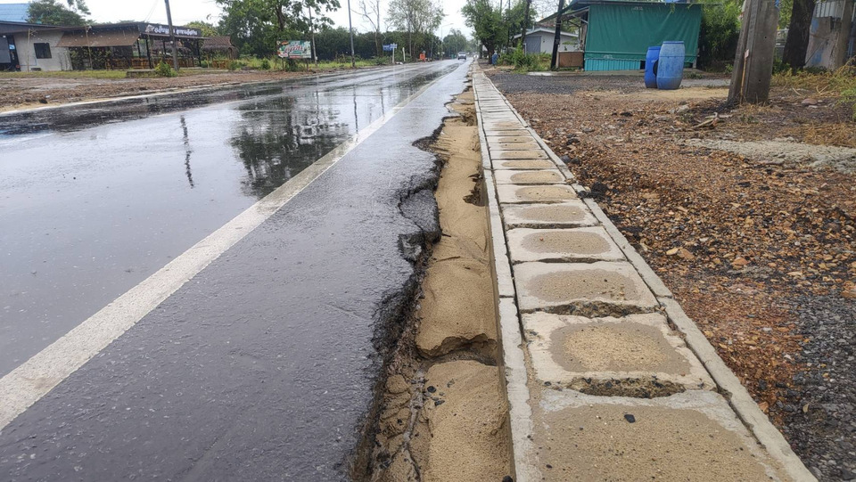 ฝนตกถนนลื่น ป้าขับรถหลบทางเจอทรายยุบ คานติดถนน วอนหน่วยงานรับผิดชอบ