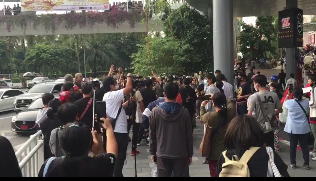 ม็อบเริ่มแล้ว​ ปักหลักเดอะมอลล์บางแค​  ผู้ชุมนุมปะทะคารมตร.