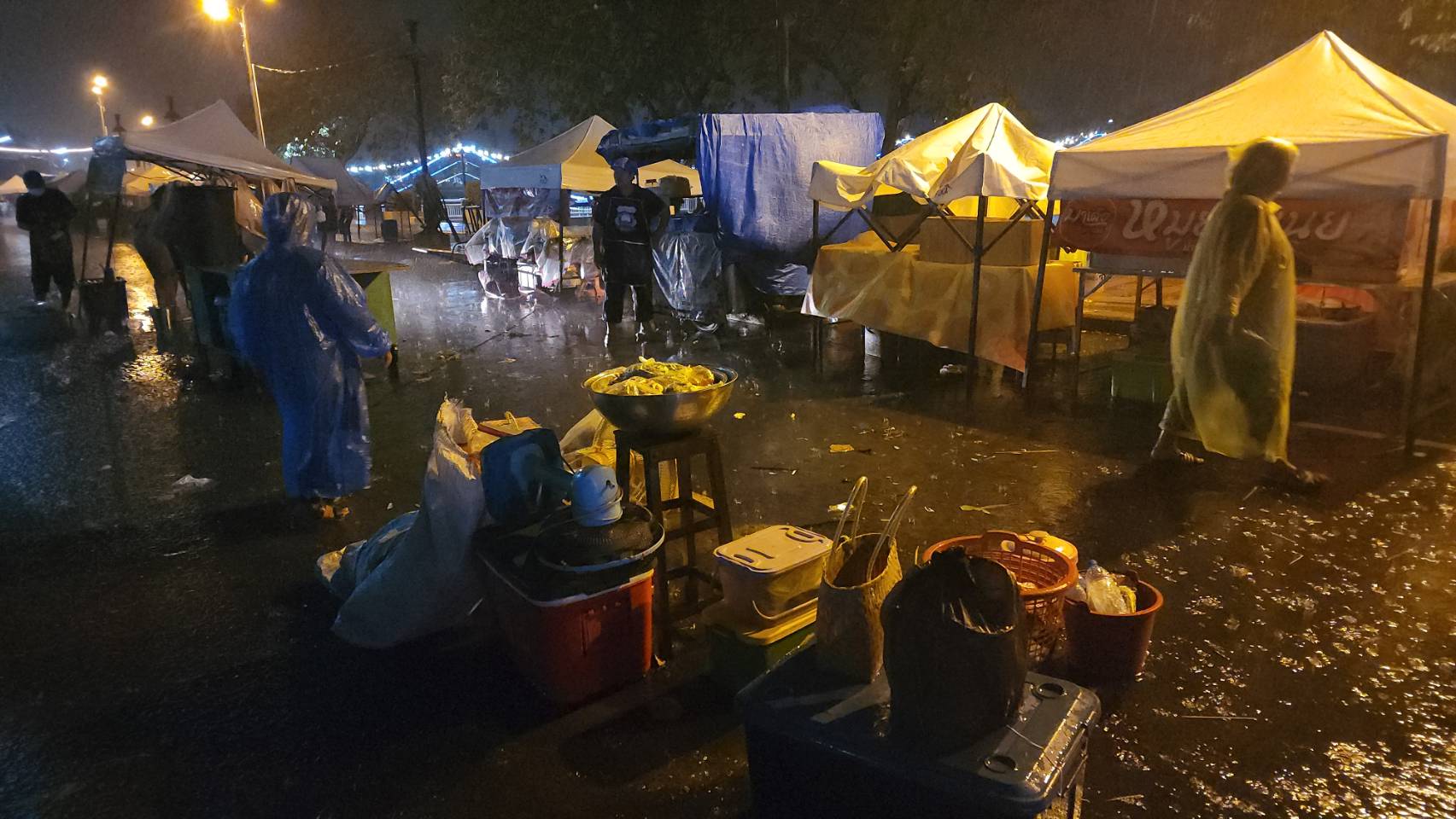 พายุฝนถล่มทม.บุรีรัมย์ลมกรรโชกแรงทำร้านค้าถนนคนเดินเซราะกราวเก็บของหนีวุ่นหยุดขายทันที