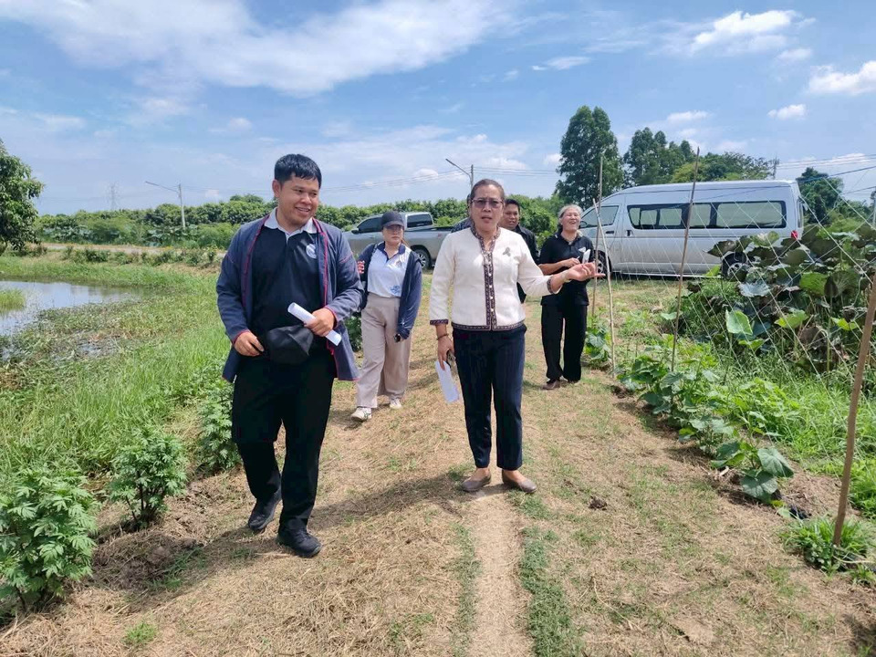 พช.อ่างทอง ลงพื้นที่ติดตาม “โคก หนอง นา” ต.หัวไผ่ เดินหน้าหมู่บ้านเศรษฐกิจพอเพียง 