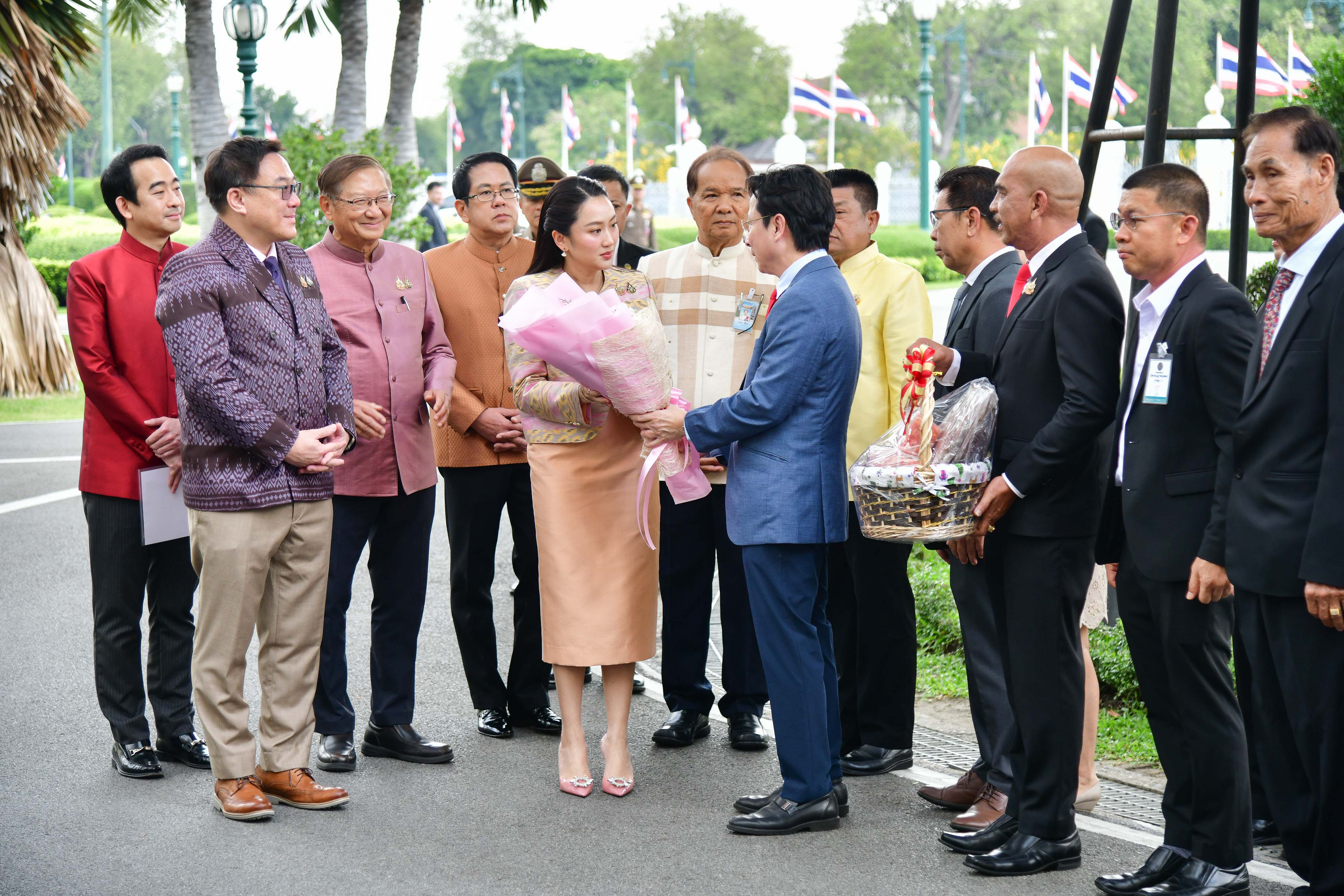 นายกฯ ถก ครม. ประมงฯ ขอบคุณ รบ.อนุมัตินำเรือประมงออกนอกระบบ “สมศักดิ์” ประชาสัมพันธ์งาน สธ.ที่โอซากา ก่อนร่วมแถลงทลายบุหรี่ไฟฟ้า