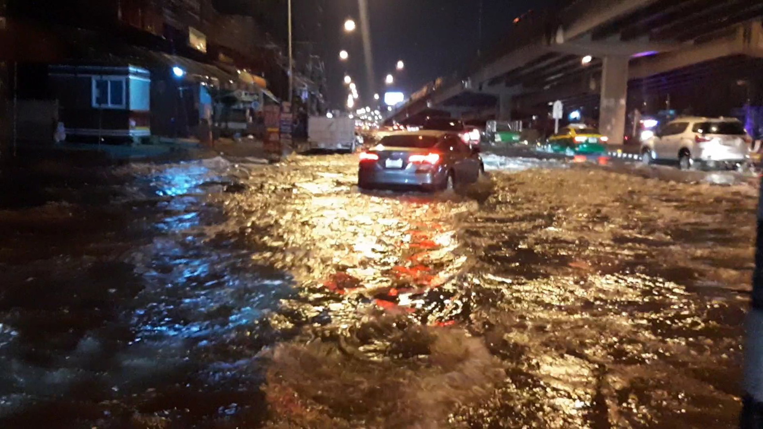 ฝนถล่มเมืองปากน้ำถนนหลายสายจมบาดาล