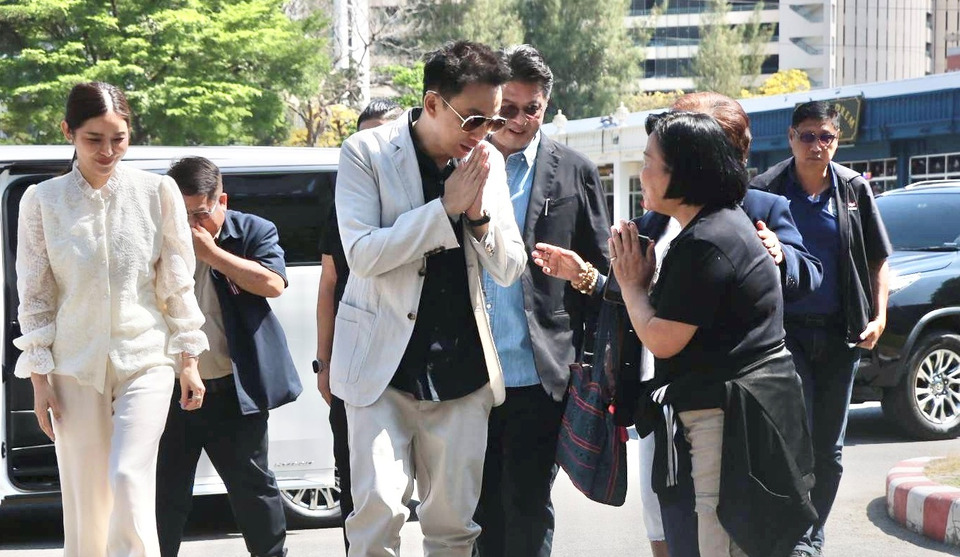 "โอ๊ค พานทองแท้" ควงภรรยา เยี่ยม "ทักษิณ" ทนายย้ำคดี ม.112 ไม่กระทบสิทธิพักโทษ เตรียมสู้ชั้นอุทธรณ์