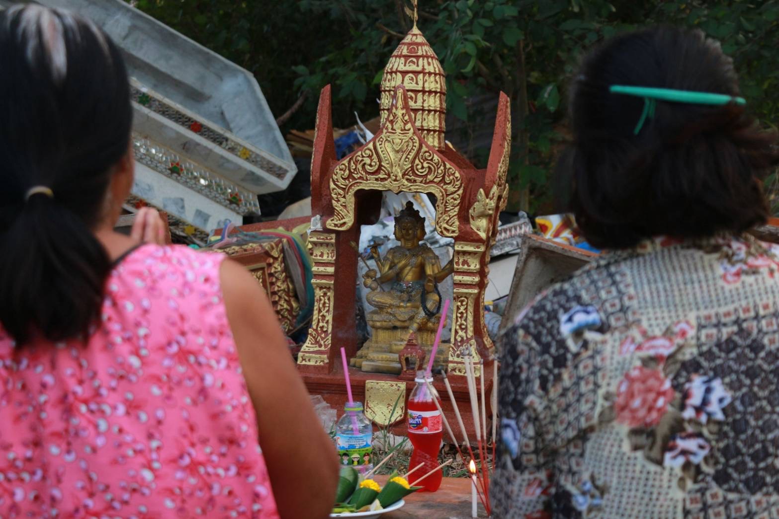 ชาวบุรีรัมย์ไม่สบายใจ​ พบศาลพระพรหมขนาดใหญ่​ รูปปั้นท้าวมหาพรหม​ ถูกทิ้งข้างทาง​ เหมือนกองขยะ​