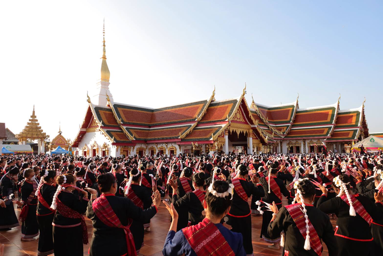 สกลนครจัดงานนมัสการพระธาตุเชิงชุมฯ สาวภูไทร่วม 4,500 คนรำบูชา 