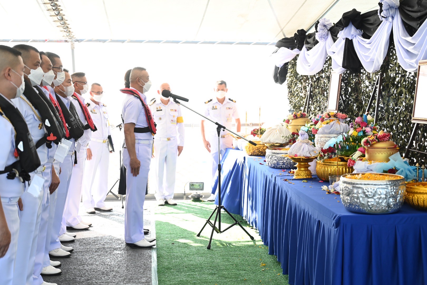 กองทัพเรือนำอัฐิ 7 วีรชนเรือหลวงสุโขทัยลอยอังคารอ่าวสัตหีบ