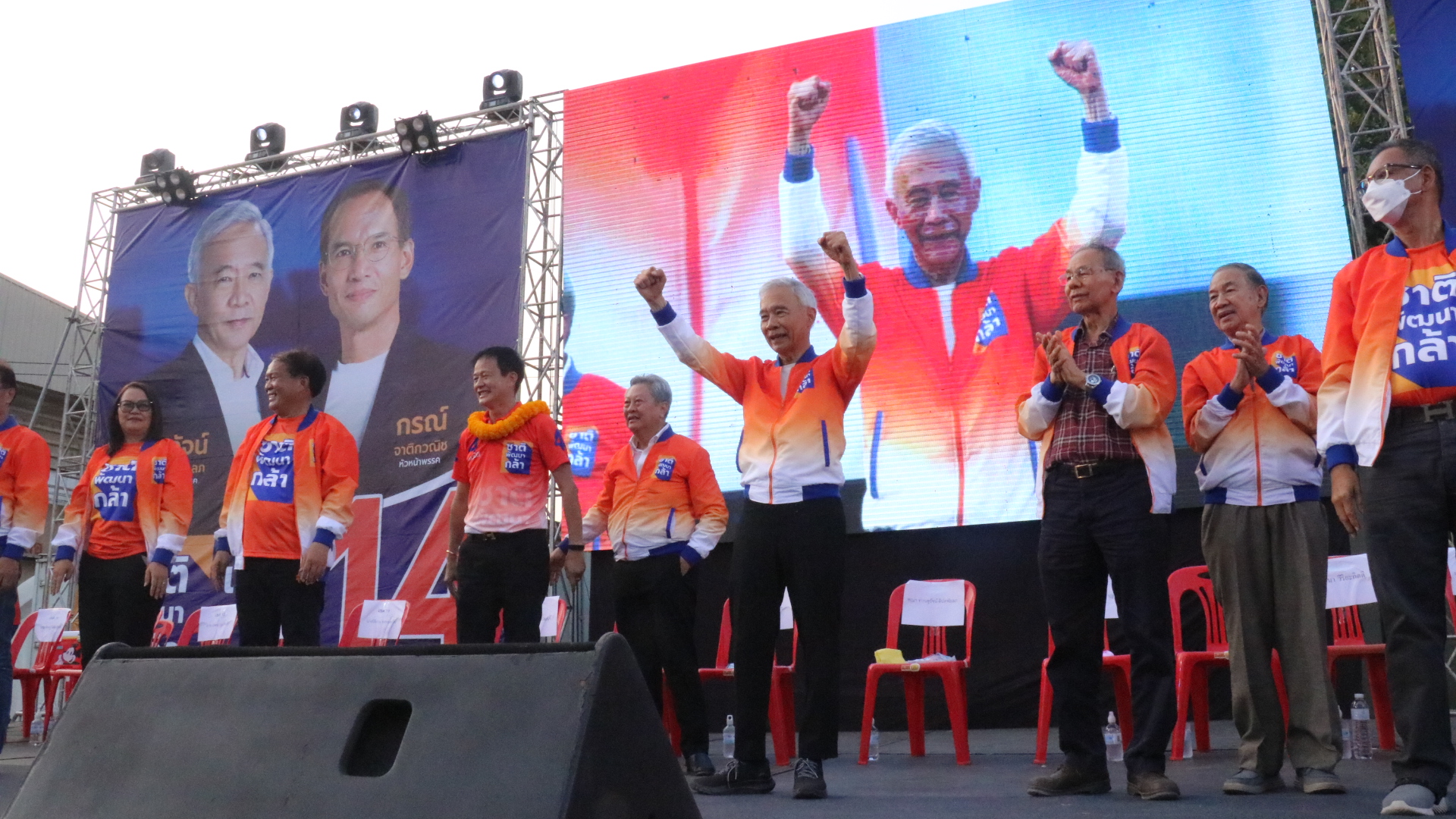 "สุวัจน์"ชพก.ชูเป็นพรรคของคนโคราชลุยอำเภอขามทะเลสอ ลั่นลดราคาพลังงานพร้อมนำยุคทองกลับมา
