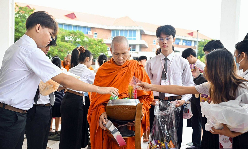 มมส. จัดโฮมบุญนิสิตใหม่ “เสือดาว 14” ตักบาตรประเพณี 58 ปี ศรีโรจนากร เสริมสิริมงคล