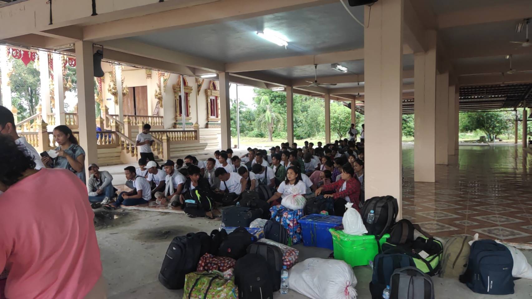ตม.ระยอง ลงพื้นที่สอบแรงงานต่างด้าว หลังร้องเรียนมีแรงงานต่างด้าวอาศัยศาลาติดเมรุวัดตะพงในเป็นที่พักพิง