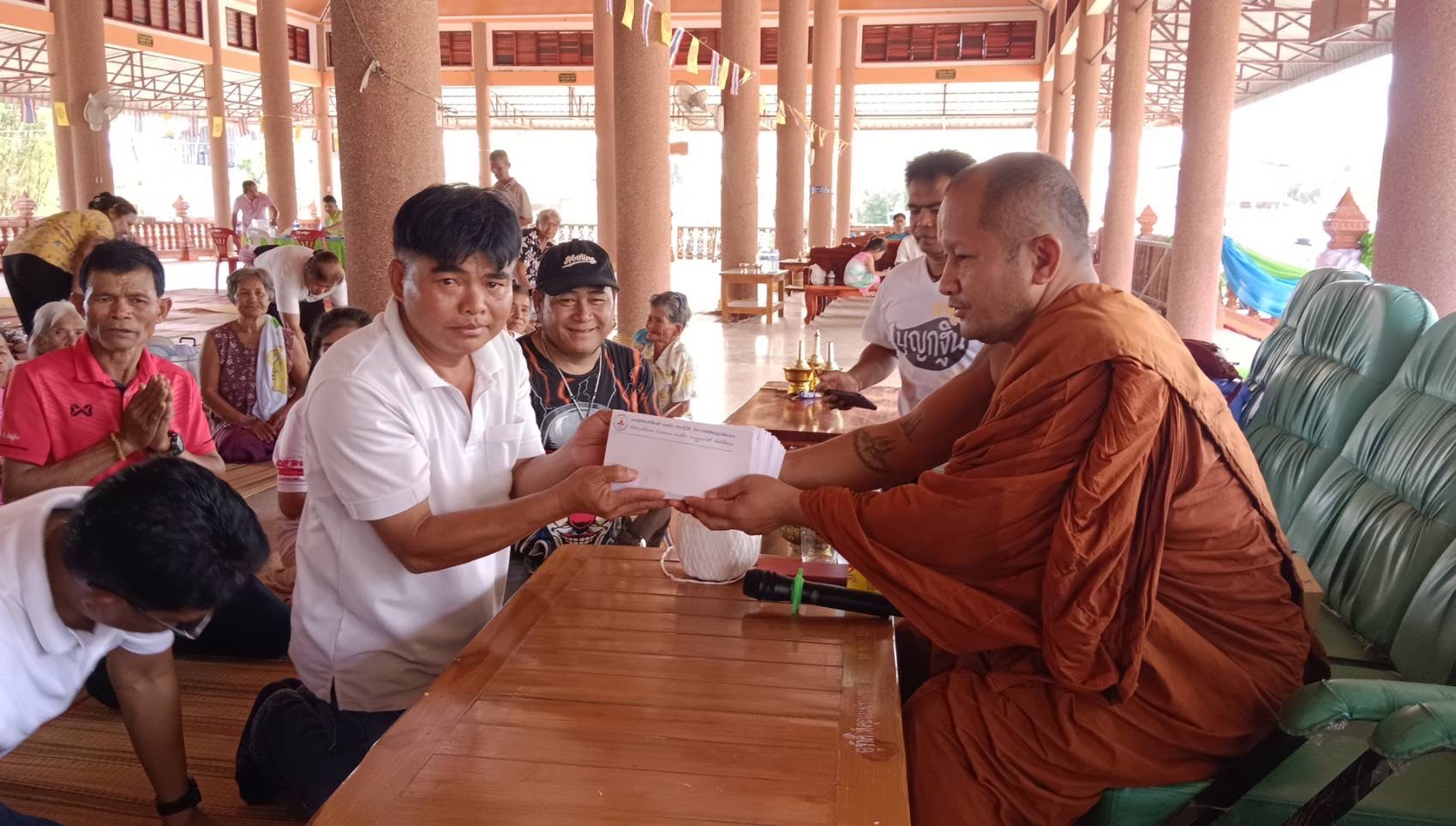 "พระอาจารย์โชติ"นำผู้ใจบุญทอดผ้าป่าสร้างซุ้มประตูโขง พร้อมแจกวัตถุมงคล-หลอดไฟ ให้แสงสว่างนำทางส่องธรรม 