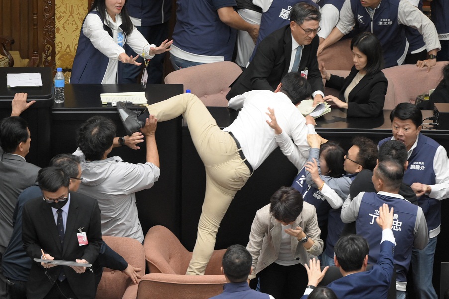 “สภาไต้หวัน” ยังเป็น “สภามวยโลก” เหมือนเดิม – ตะลุมบอนมาราธอนจรดค่ำถึงขั้นหามส่งโรงหมอ