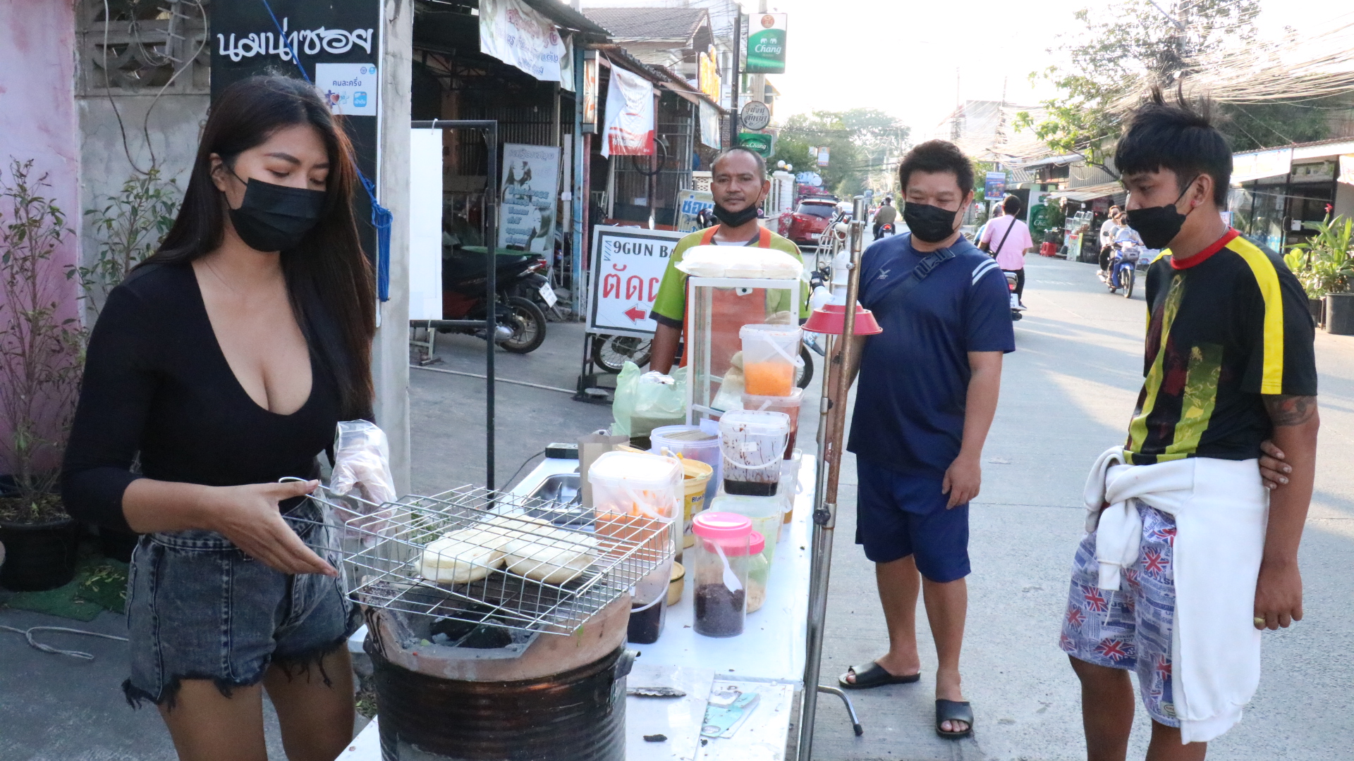 สาวร้านนม ขนมปังปิ้งเมืองโคราช แต่งเซ็กซี่ ขยี้ใจหนุ่มๆยอดขายพุ่งกระฉูด พลิกวิกฤติโควิด