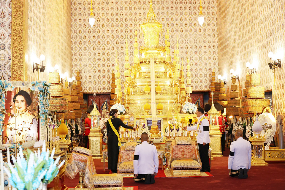"ในหลวง-พระราชินี" ทรงบำเพ็ญพระราชกุศล สัตตมวาร 7 วัน ถวายพระบรมศพ "พระพันปีหลวง"