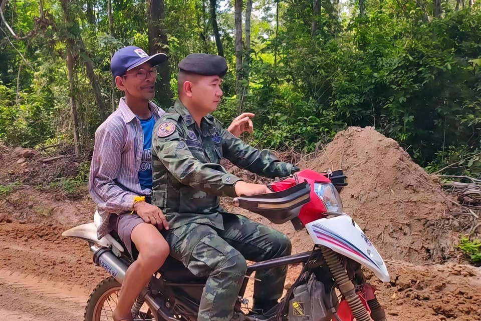 พิสูจน์ชัด! “ลุงโยชน์” หลงข้ามแดน ทภ.2 ช่วยประสานกลับบ้านปลอดภัย วอนชาวบ้านระวังป่าใกล้ชายแดน