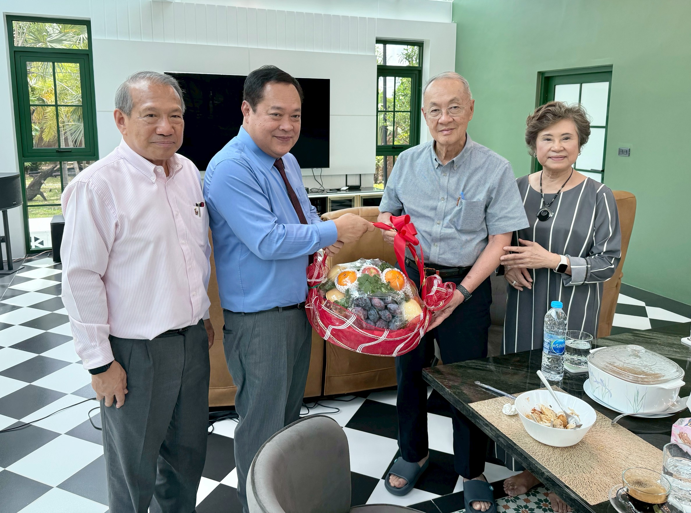 "รมว.ทวี" เยี่ยม "ชัยเกษม" ที่บ้านพักส่วนตัว เผยสุขภาพแข็งแรง มีคุณสมบัติผู้นำ พร้อมนั่งนายกฯ  