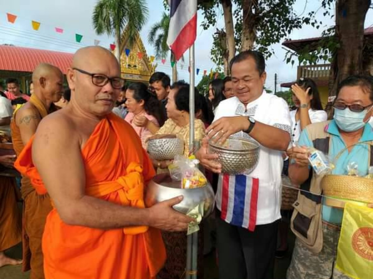 ทต.ตาดทองร่วมกับชาวบ้านสืบสานวัฒนธรรมประเพณีตักบาตรเทโวที่วัดอัมพวันเหนือ