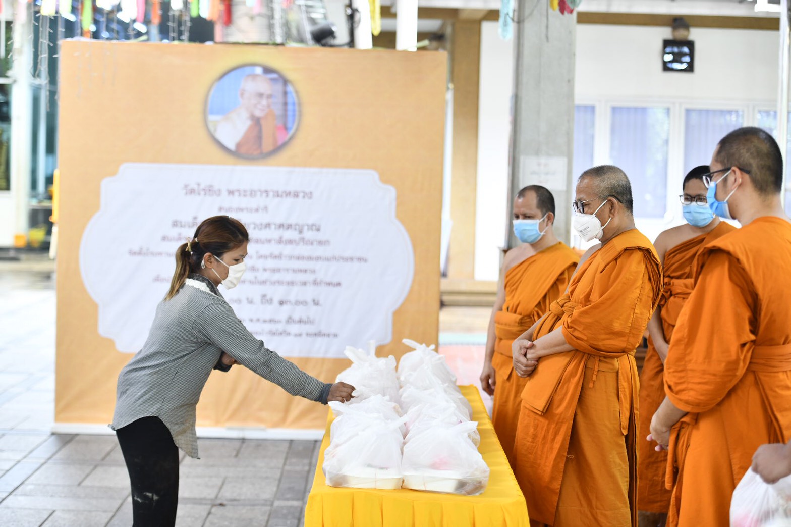 "วัดไร่ขิง"สนองพระดำริสังฆราชฯ ตั้งศูนย์อาหารช่วยชาวบ้านช่วงวิกฤติโควิด-19