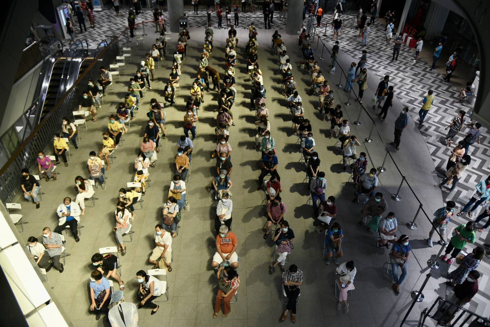 เพิ่มเตียง ตรวจเชิงรุก กระจายวัคซีนทางออกประเทศไทยสู้มหาสงครามโควิด-19