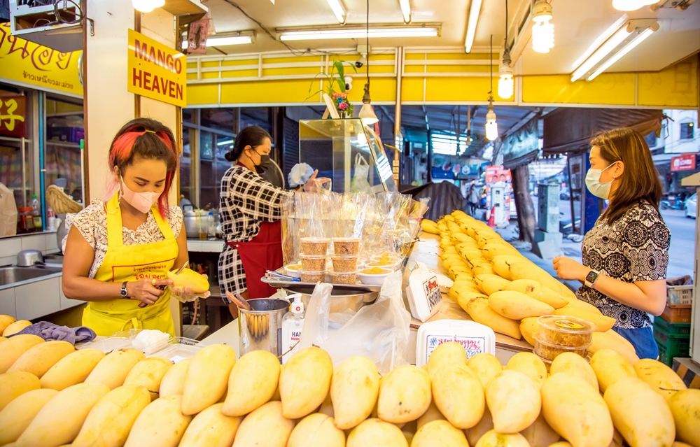 ร้านข้าวเหนียวมะม่วงเมืองพัทยาคึกคัก! ชาวไทย-ต่างชาติ แห่ซื้อกินตาม "มิลลิ"   