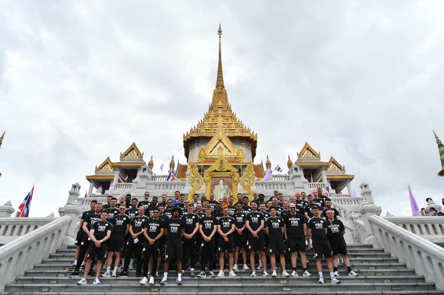 "เลสเตอร์ ซิตี้"ยกทีมบินมาเที่ยววัดไตรมิตรฯ 