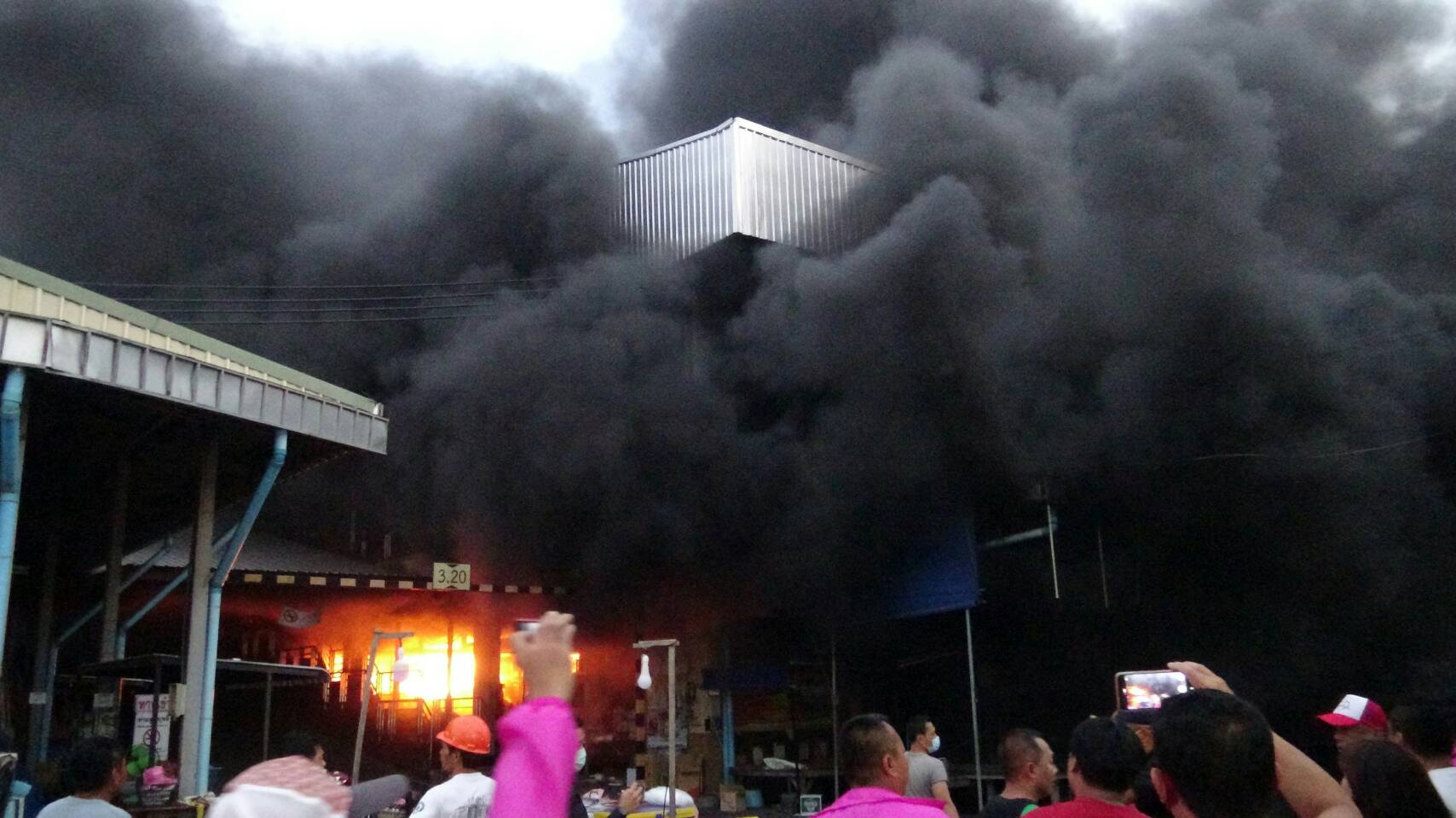 ผู้ว่าฯ ลงพื้นที่ควบคุมสถานการณ์เพลิงไหม้ ที่ตลาดสดเทศบาลเมืองยโสธร