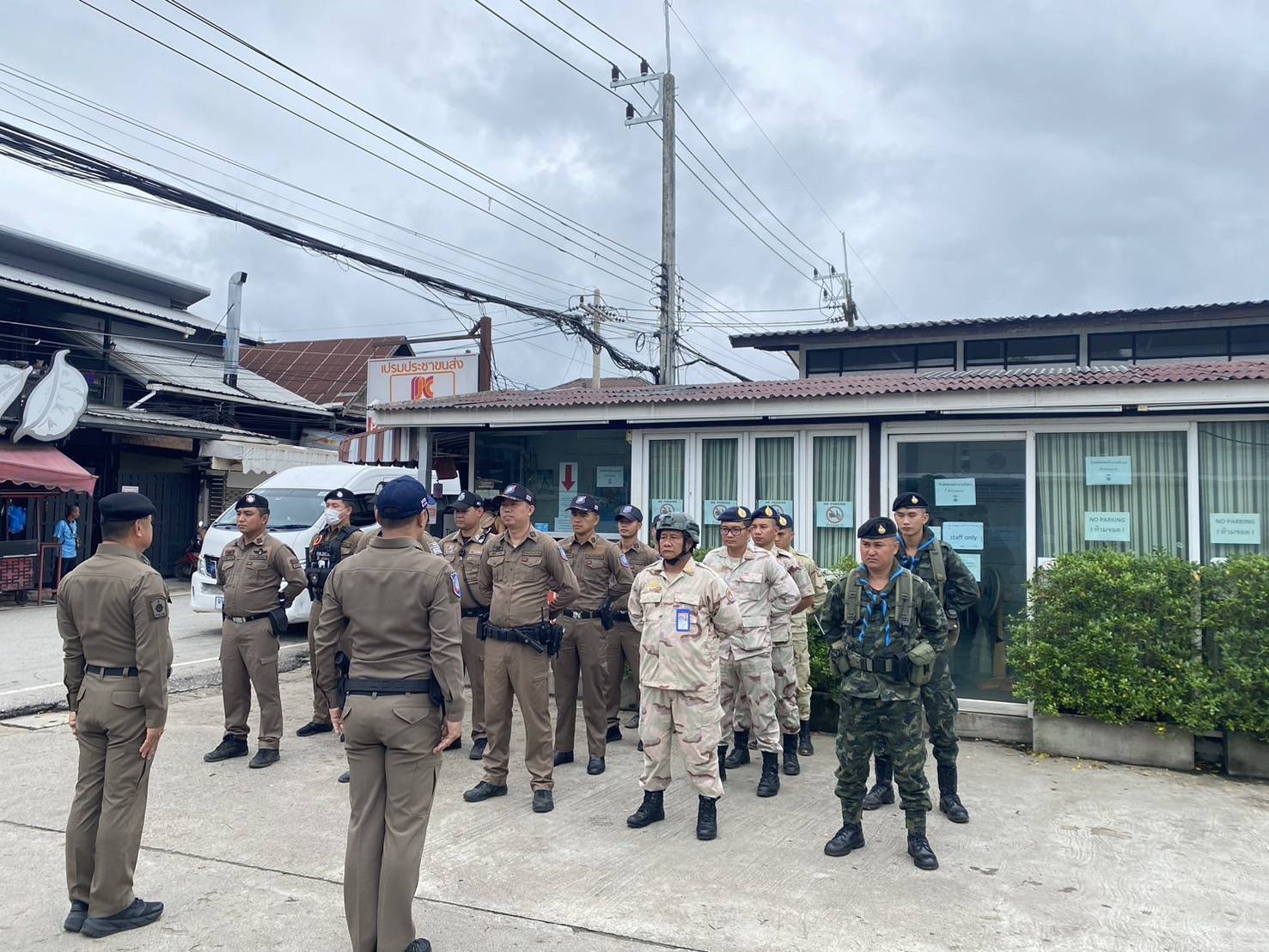 ตำรวจท่องเที่ยวแม่ฮ่องสอนสุ่มตรวจสารเสพติดคนขับรถโดยสาร