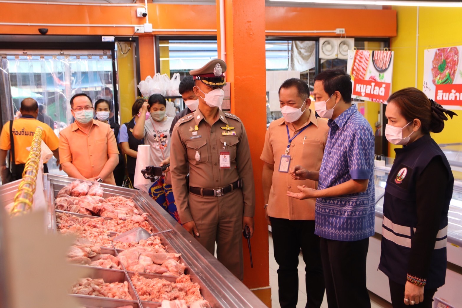 รองพ่อเมืองศรีสะเกษนำคณะตรวจสต๊อกเนื้อหมูป้องกันขึ้นราคา
