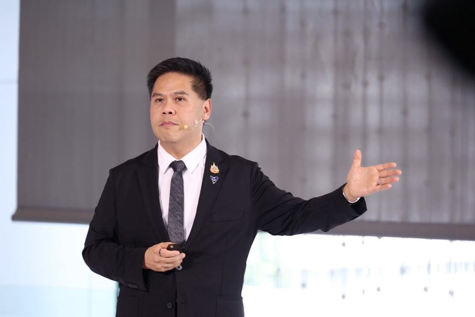 “วราวุธ” เตือนโลกเข้าสู่ยุค Poly Crisis แนะธุรกิจไทยเร่งปรับตัว รับ 3 เฟสวิกฤต สร้างเศรษฐกิจยั่งยืน