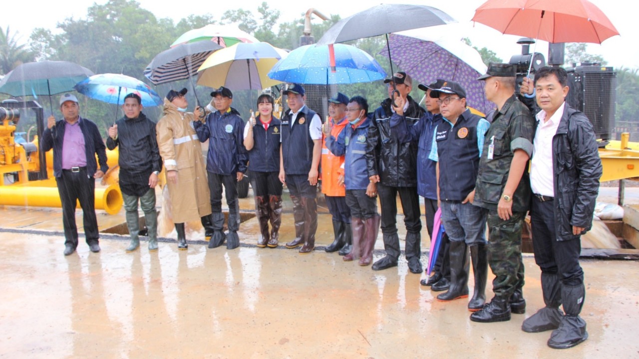 ผู้ว่าฯติดตามสถานการณ์อุทกภัยในพื้นที่ พร้อมตรวจระบบการระบายน้ำโครงการชลประทานจังหวัดนราธิวาส