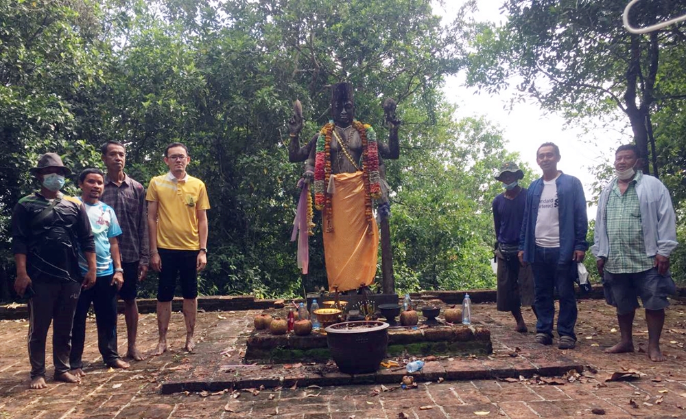  นายอำเภอตะกั่วป่าพาชมเขาพระเหนอ แหล่งโบราณคดีอายุไม่ต่ำกว่า 1200 ปีที่ประดิษฐานพระนารายณ์