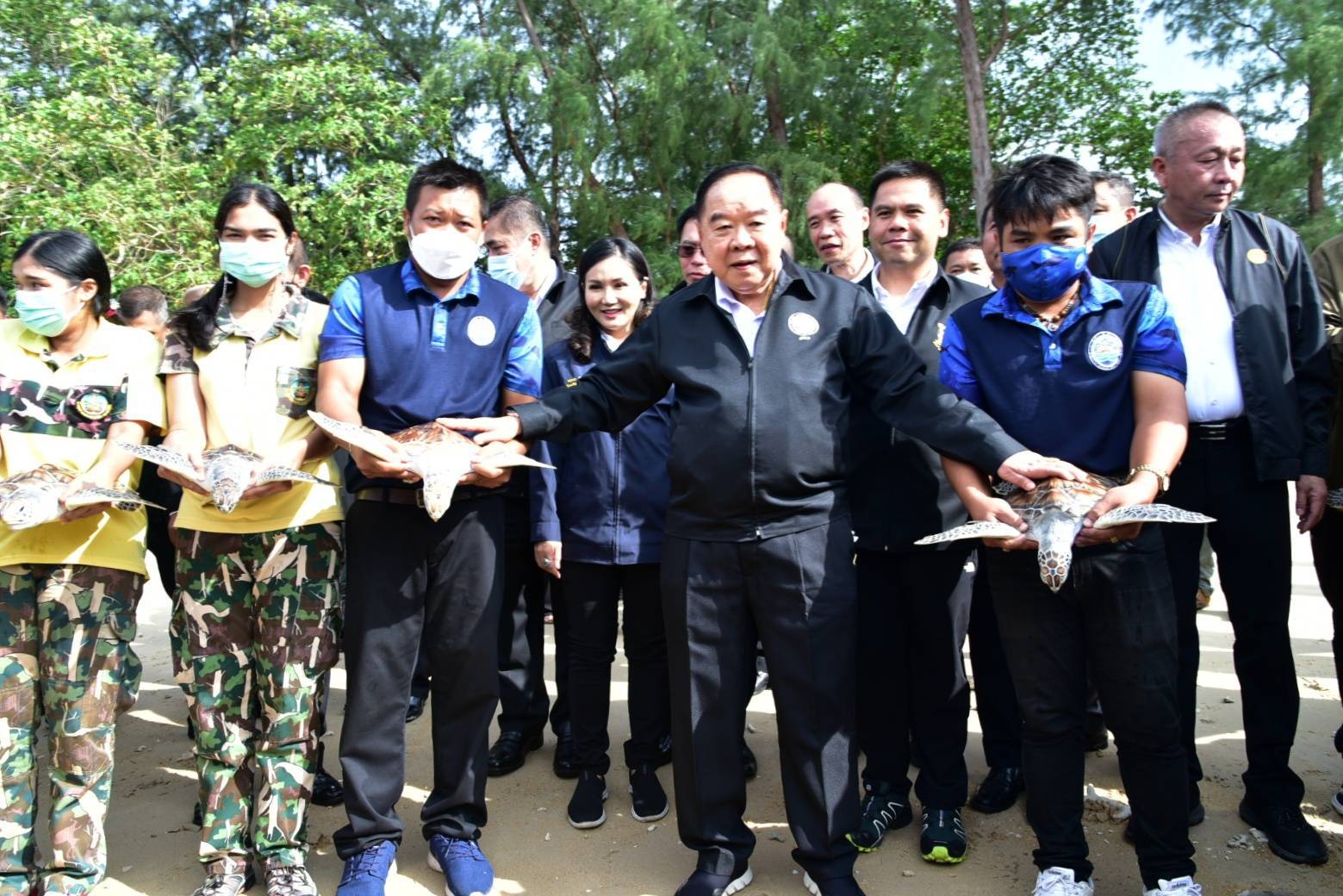 “บิ๊กป้อม”ควง“รมว.ทรัพย์ฯ”ลงภูเก็ต เก็บขยะชายหาด ปล่อยเต่าทะเลคืนสู่ธรรมชาติ 