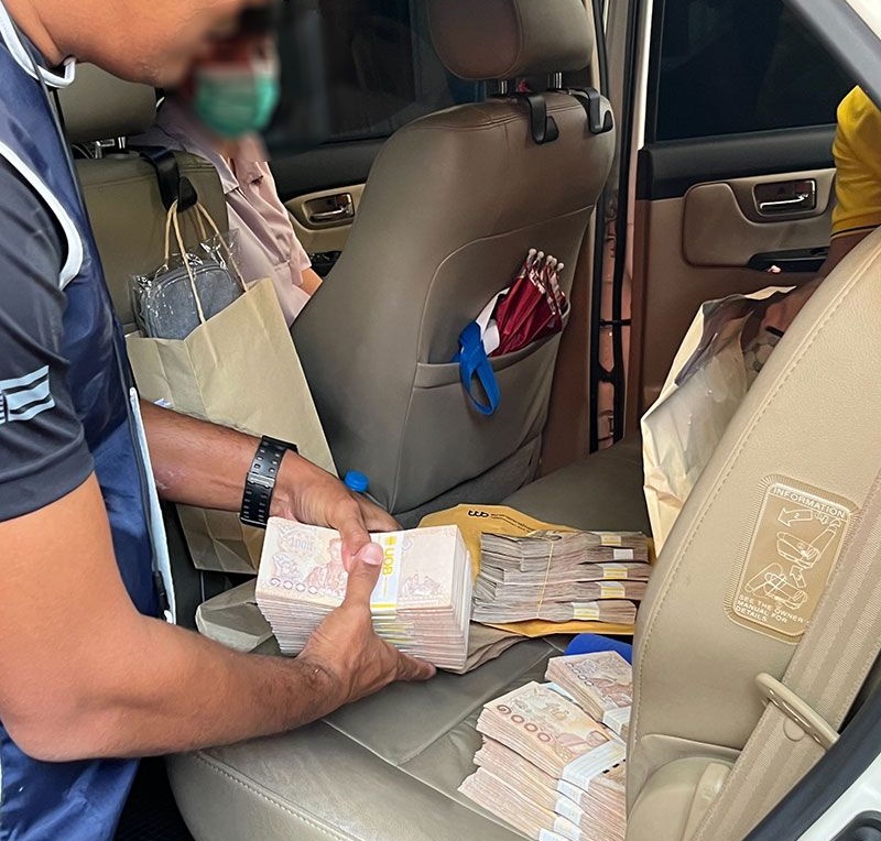 ค้นบ้าน“หัวหน้าเขตราชเทวี”คลี่คดีทุจริตเรียกรับสินบน อึ้ง!! พบเงินสด 6.9 ล้านซุกฟอร์จูนเนอร์