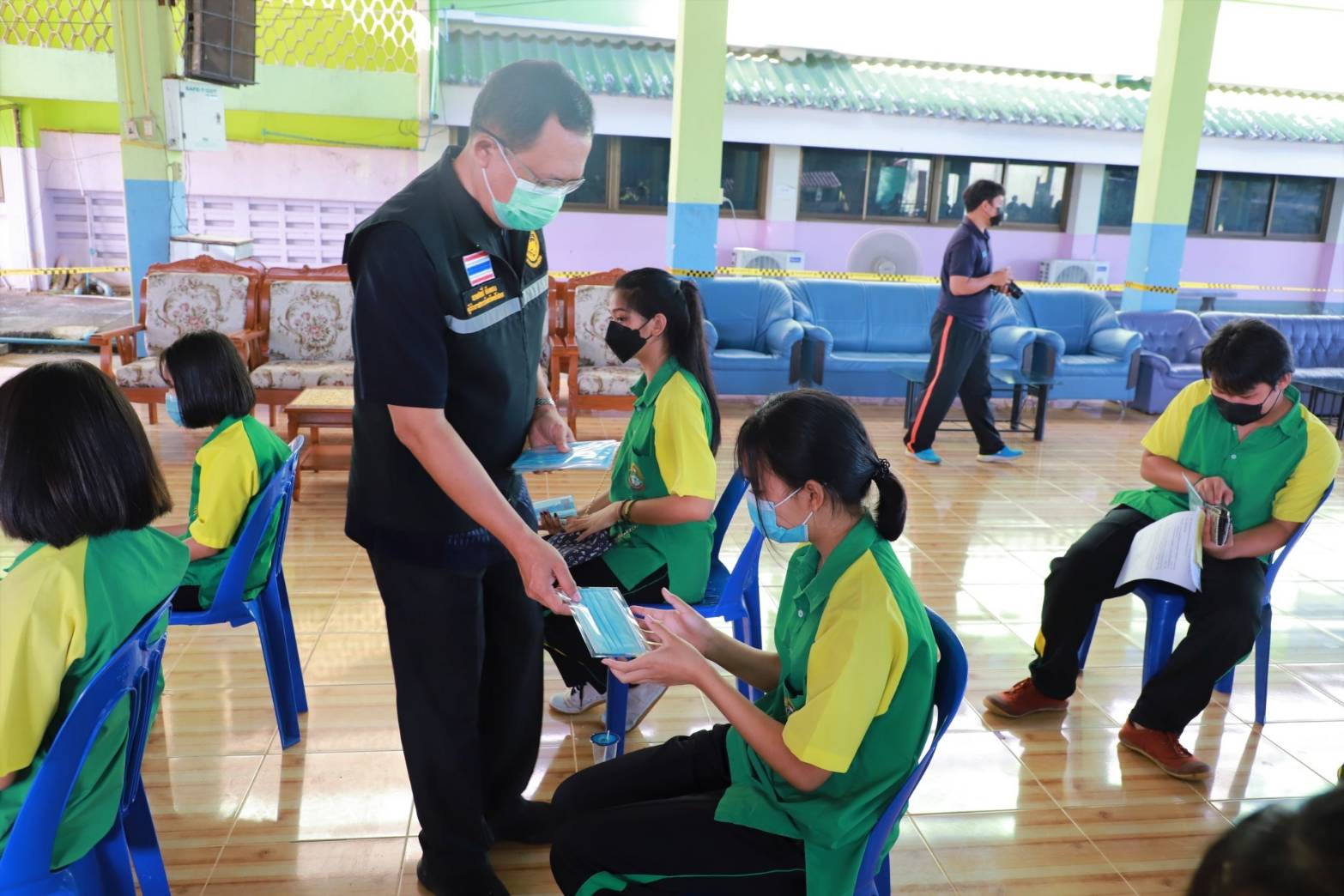ผู้ว่าฯยโสธร ให้กำลังใจ นร. ฉีดวัคซีน Pfizer พร้อมมอบหน้ากากอนามัยเจลแอลกอฮอล์ล้างมือ
