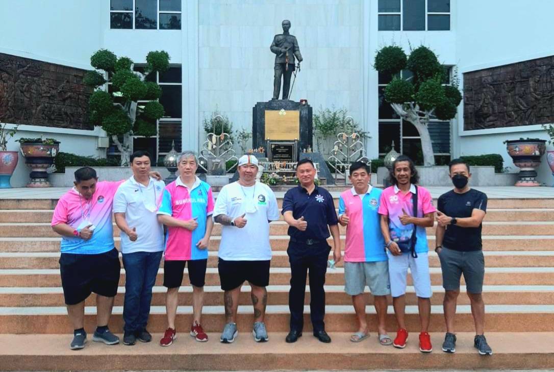 "ดร.หิมาลัย-พล.ต.ต.ไตรรงค์ มอบเงินและอุปกรณ์กีฬาให้ทีมฟุตบอล ร.ร.สวนกุหลาบ 