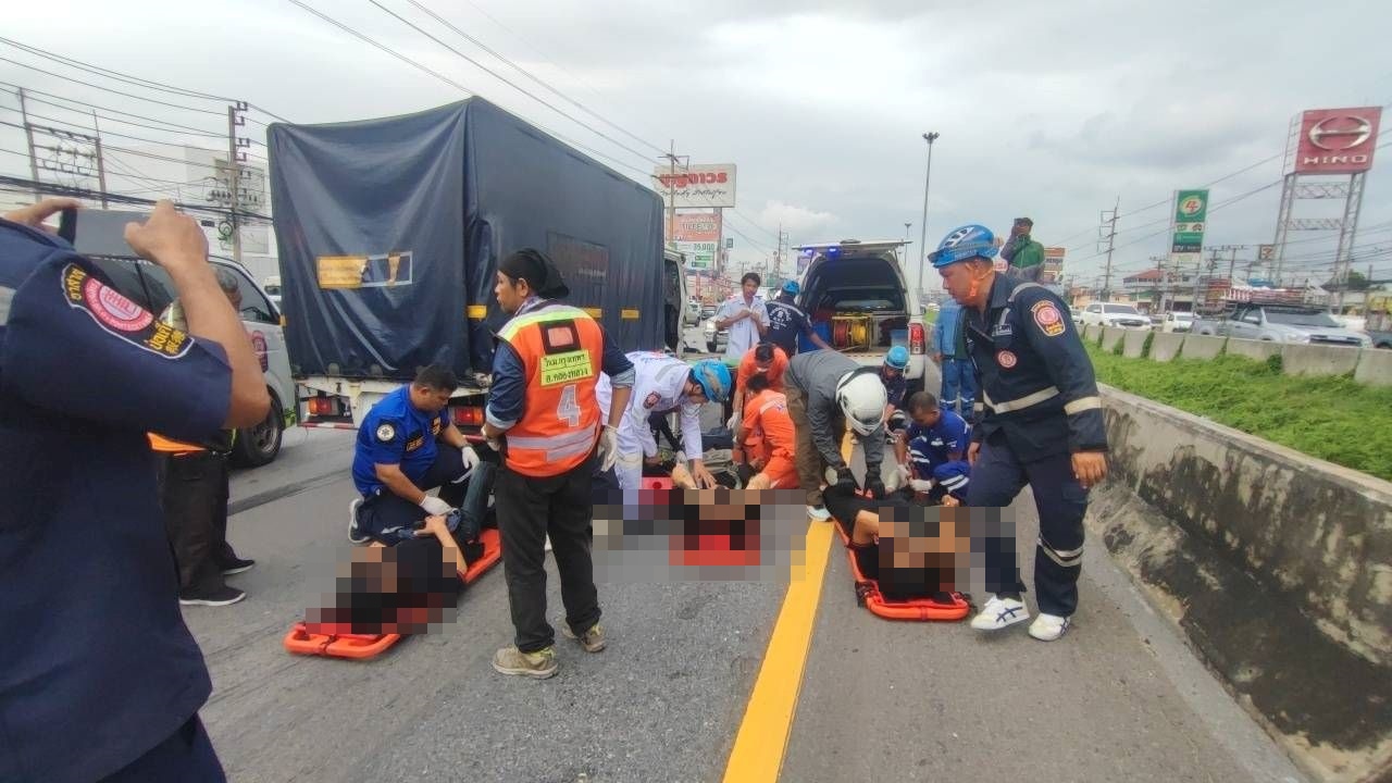 รถบรรทุกสี่ล้อเล็กชนท้ายรถบรรทุกสารเคมีบาดเจ็บติดภายใน3 รายบริเวณถนนพหลโยธินขาออก