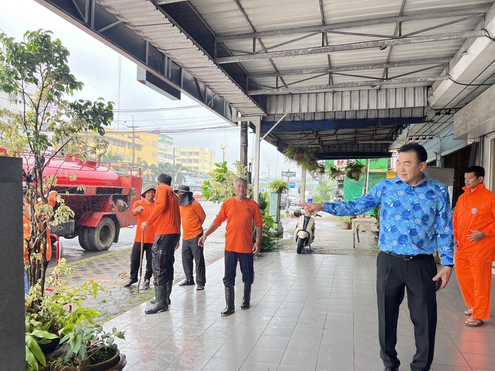 นายกเทศมนตรีเมืองตราด ลุยตรวจสอบน้ำในท่อระบายน้ำ เกาะติดสภาพอากาศต่อเนื่อง 