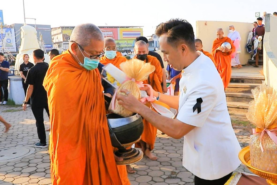 จังหวัดลพบุรีนำประชาชนทำบุญตักบาตรข้าวสารอาหารแห้ง ส่งท้ายปีเก่าต้อนรับปีใหม่ 2569