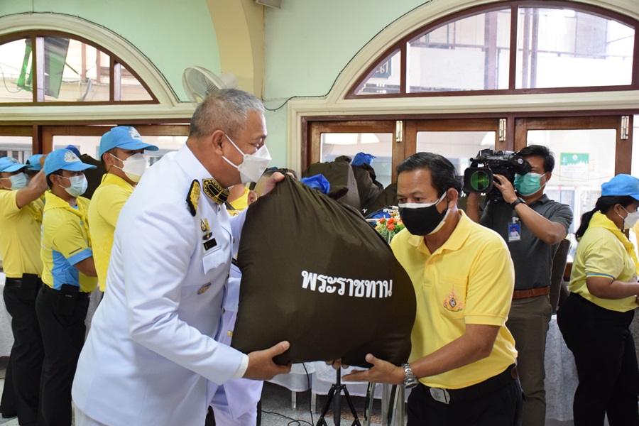 องคมนตรีเชิญถุงพระราชทานมอบแก่ราษฎรประสบอัคคีภัยในพื้นที่ชุมชนพัฒนาบ้านล่าง เขตธนบุรี