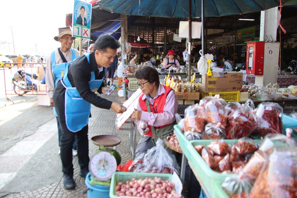 ตลาดสายหยุดคึกคัก “สุรพล ต๊ะวิชัย” ปชป. เร่งโกยคะแนนวันสุดท้าย ประกาศล้างทุนเทาให้สิ้นซาก