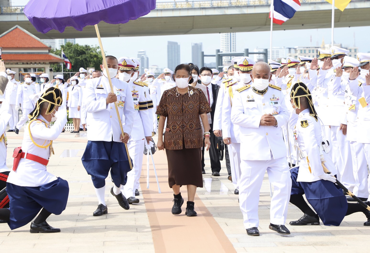  สมเด็จพระกนิษฐาธิราชเจ้า กรมสมเด็จพระเทพรัตนราชสุดาฯ ทรงวางพวงมาลาถวายราชสักการะ พระบรมราชานุสาวรีย์พระบาทสมเด็จพระปรเมนทรมหาอานันทมหิดล