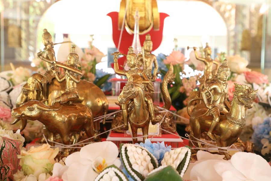 สรงน้ำขอพรพระธาตุเทวดานพเคราะห์เทศกาลสงกรานต์ปีใหม่ไทย