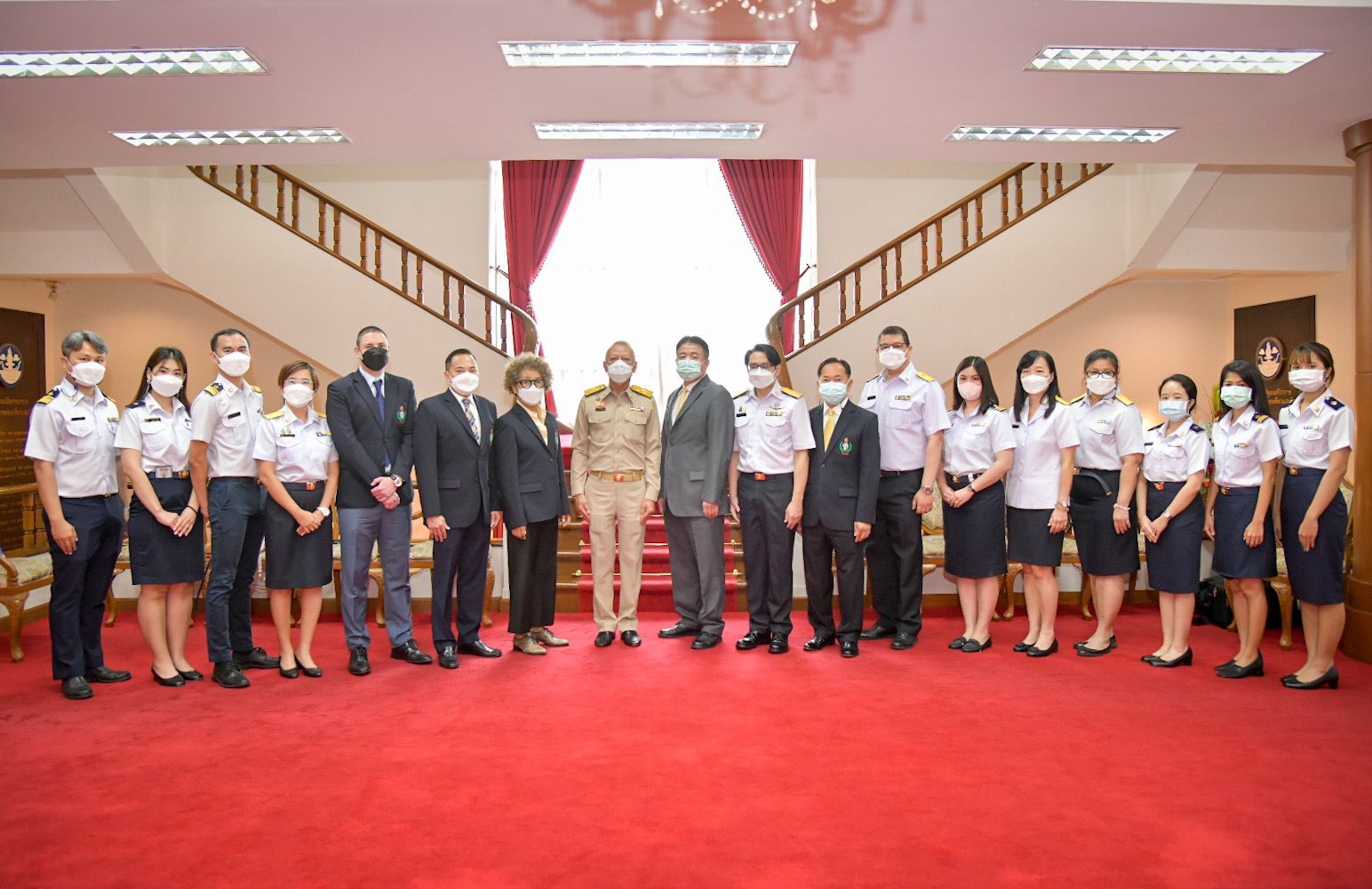 "ก.ท่องเที่ยวกีฬา" มอบโล่ขอบคุณ "เบเคอร์" หลังประสานปลดล็อควาดาสำเร็จ