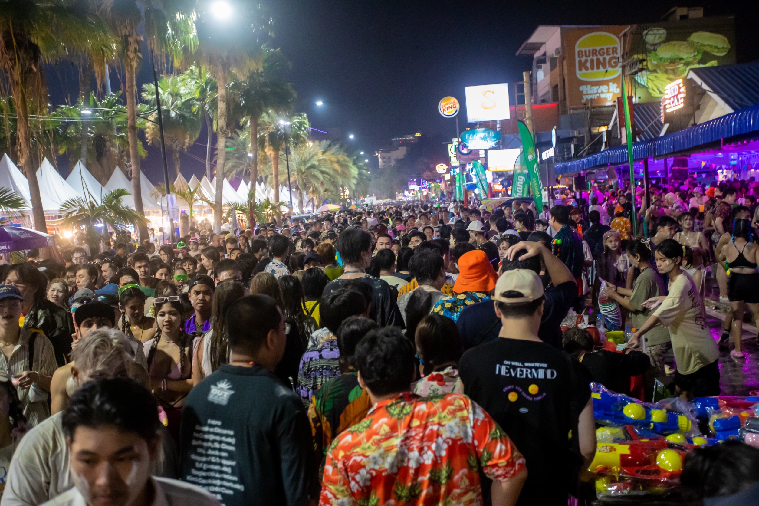 "วันไหลพัทยา"ยิ่งดึกยิ่งแน่นถนนทุกสายนักท่องเที่ยวเต็มเพียบ