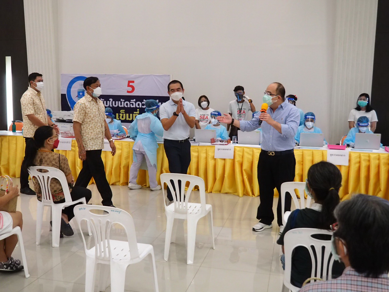 ทต.บางปู เปิดฉีดซิโนฟาร์มวันแรก  นอภ.เมืองเข้าตรวจเยี่ยมชมจัดระเบียบการทำงานดี