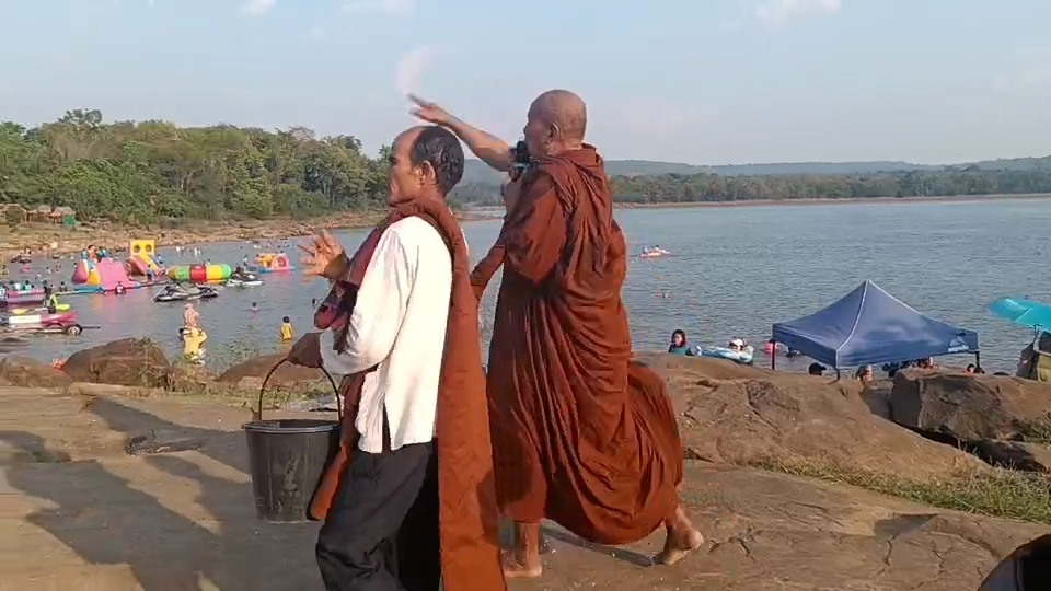 ฮือฮาสงกรานต์! พระโปรยเกลือ 20 กก.ไล่สิ่งชั่วร้าย อบต.จรัสฉีดน้ำคลายร้อน 