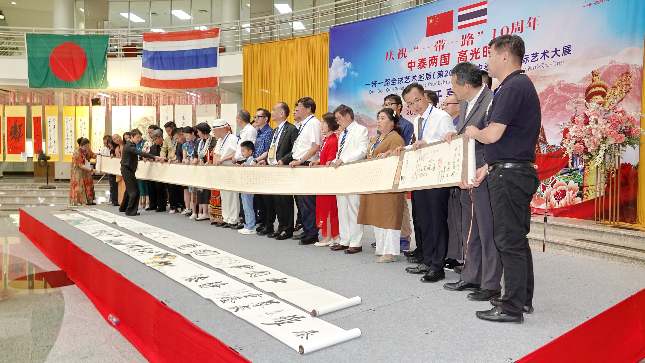  ศิลปินจีนและไทยร่วมสร้างสรรค์ผลงานจิตรกรรมยาว20เมตรแลกเปลี่ยนวัฒนธรรมที่ ม.เมธารัถย์